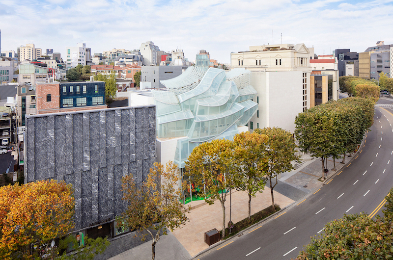kabine ingeniør Legeme Frank Gehry-designed new Louis Vuitton Maison in Seoul is a floating  luminescent sculpture - De51gn