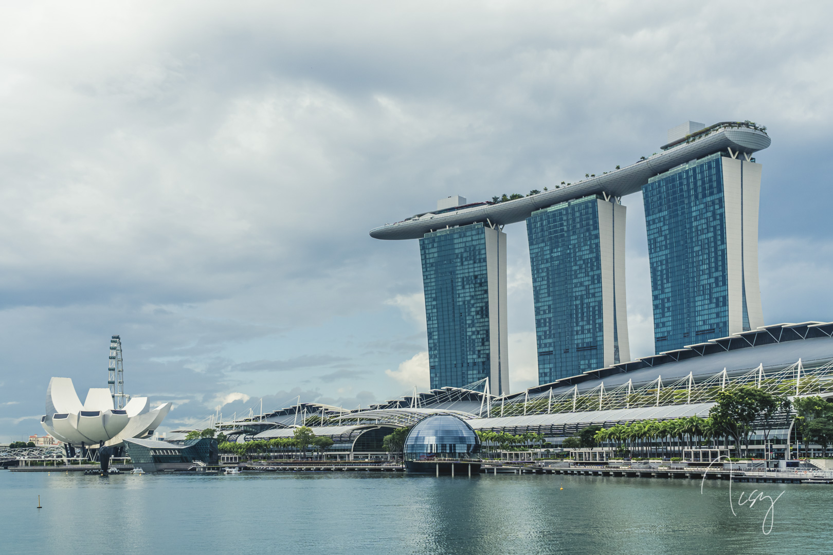 Singapore's new Apple store by Foster + Partners leverages ...