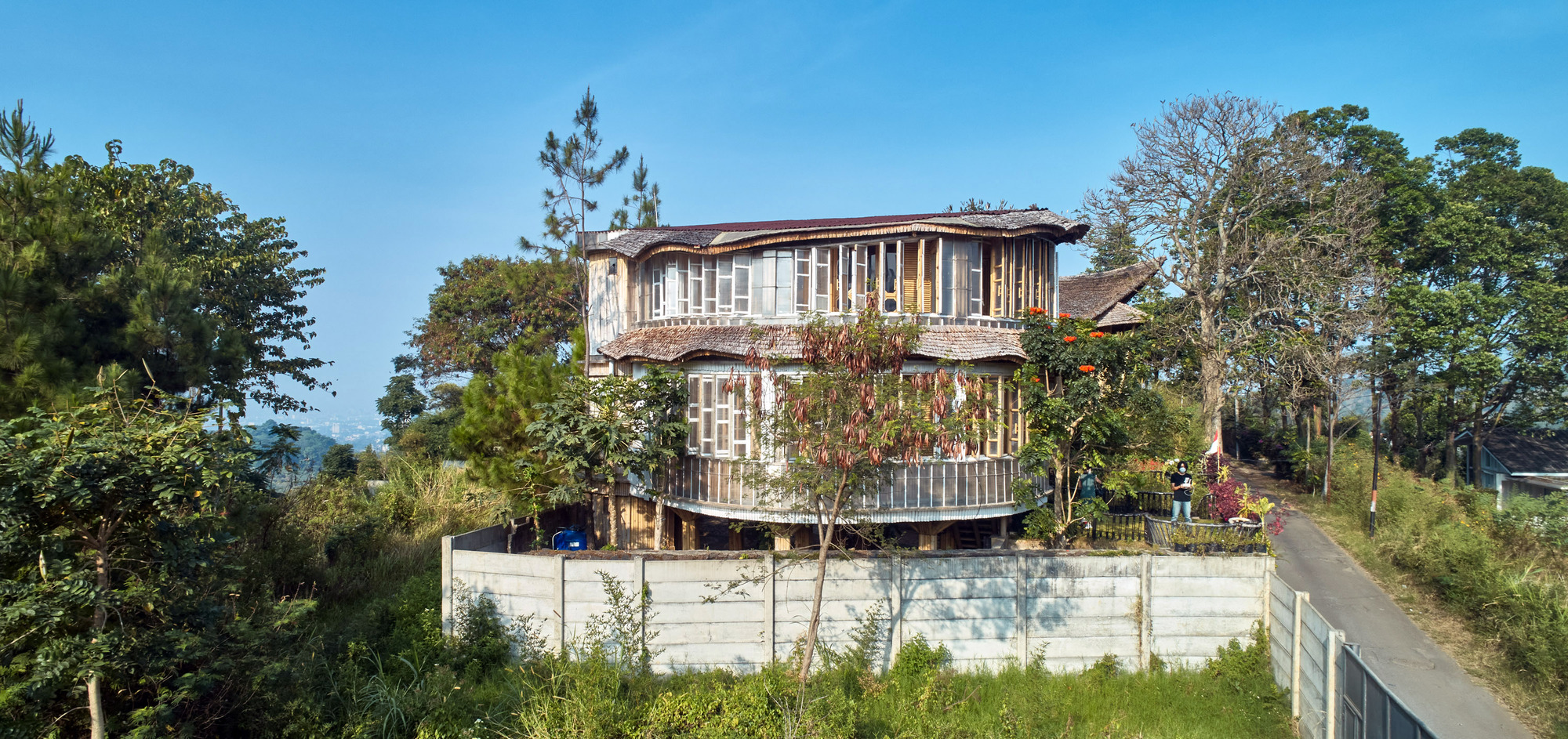 Realrich Architecture Workshop designs a bamboo residence and artisan ...